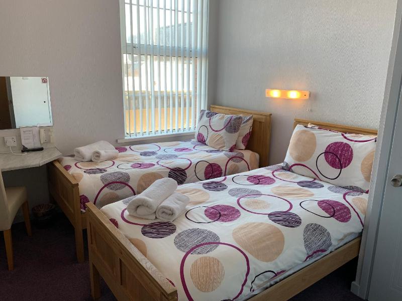 Twin Room with Private Bathroom image 1
