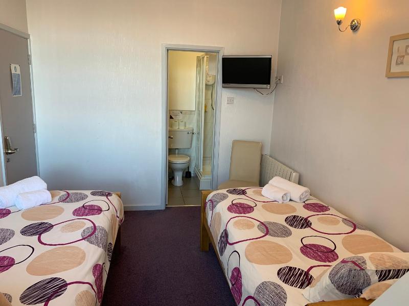 Twin Room with Private Bathroom image 3
