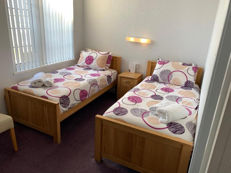 Twin Room with Private Bathroom image 4