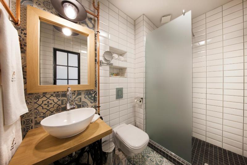 Standard Double Room image 3