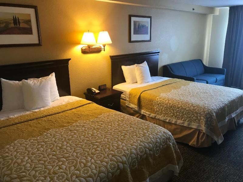 Deluxe Queen Room with Two Queen Beds - Non-Smoking image 4