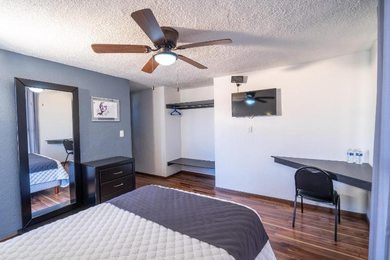 Double Room with Balcony image 2