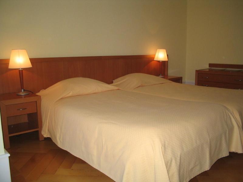 Twin Room with Private Bathroom and Park View image 4