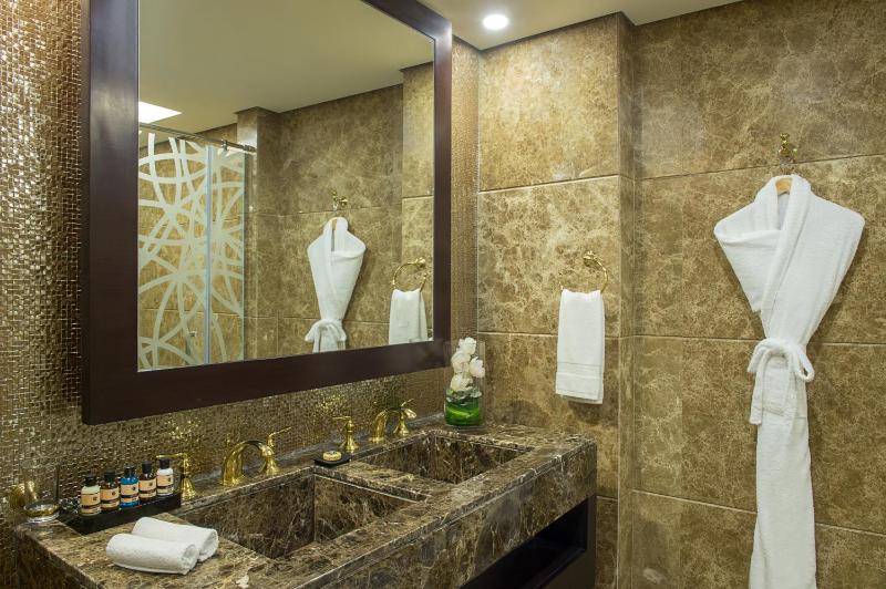 Penthouse Suite with Two King Beds and View image 2