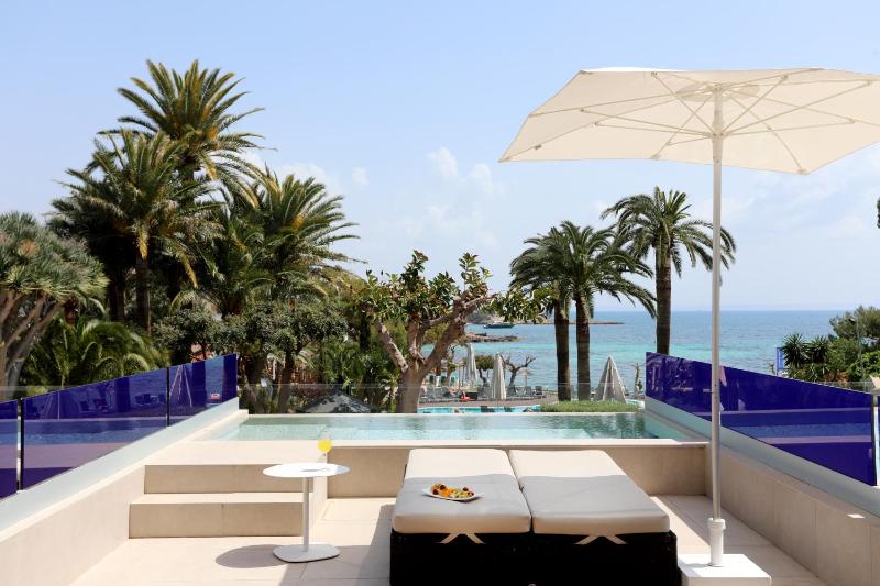 Premium Double Room with Sea View and Private Pool image 1
