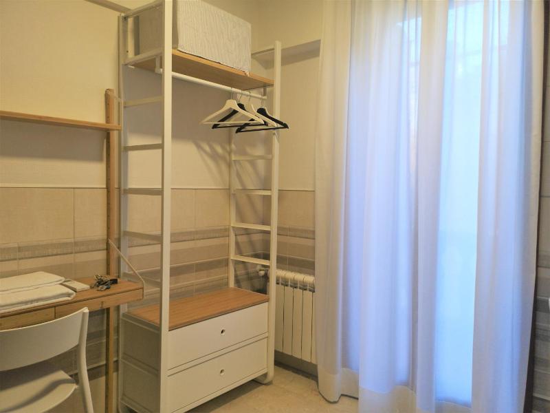 Single Room with Shared Bathroom image 4