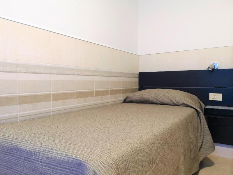 Single Room with Shared Bathroom image 3