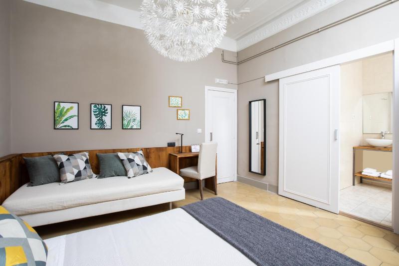 Jardinets Guest House - image 12