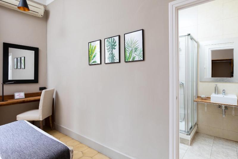 Double Room image 3
