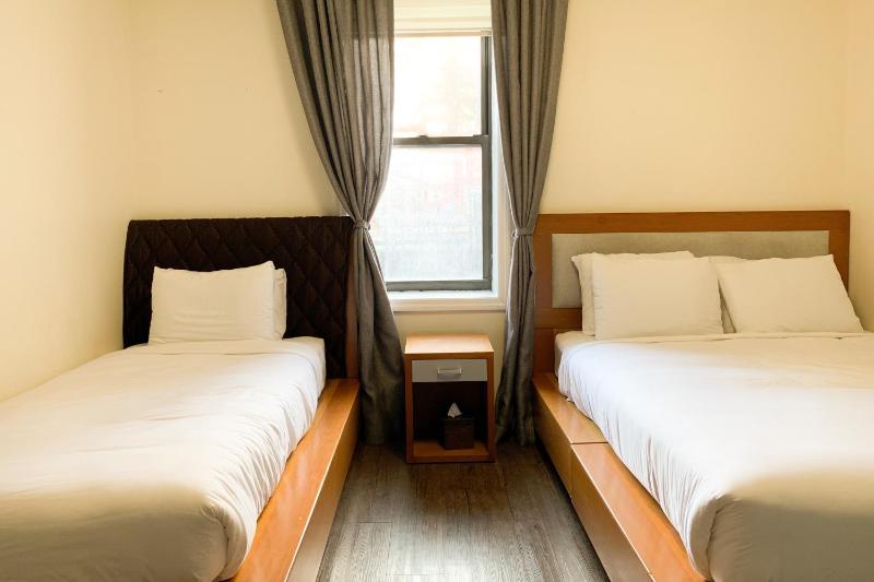 Triple Room with Private Bathroom image 3