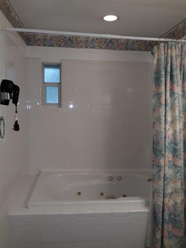 King Room with Spa Bath image 2