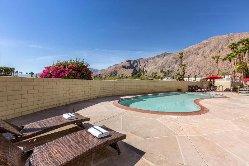 King Room with Pool View - Non-Smoking image 2