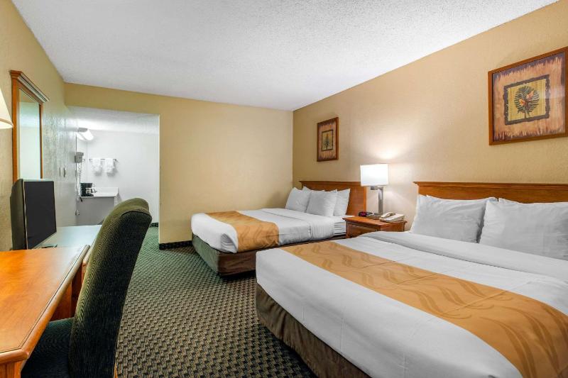 Queen Room with Two Queen Beds - Non-Smoking image 3
