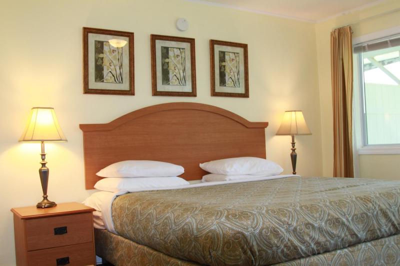 Standard King Room image 2
