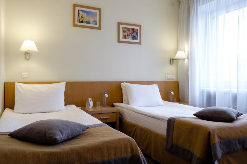 Standard Twin Room image 2