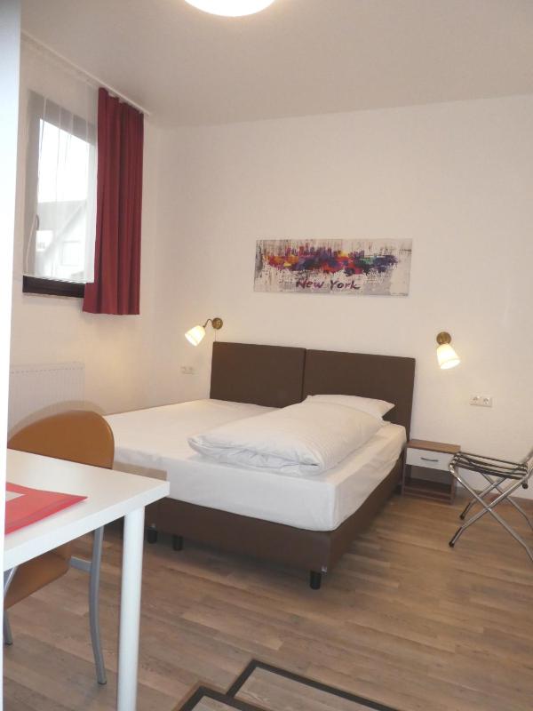 Standard Queen Room image 1