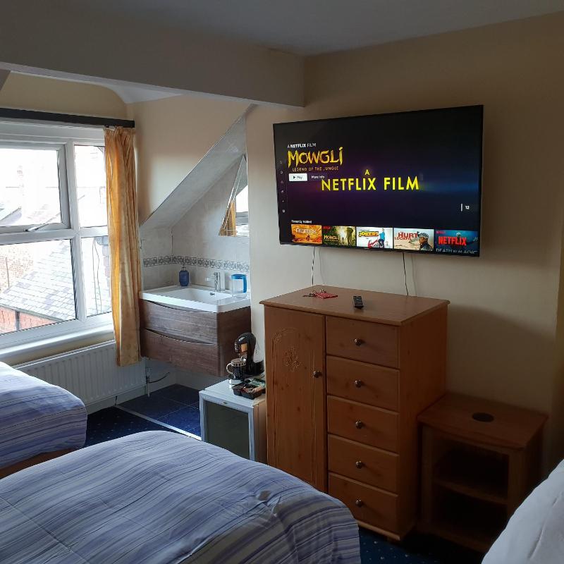 Triple Room with Shared Bathroom image 4