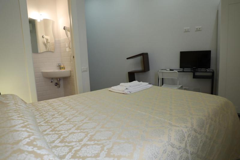 Single Room image 3