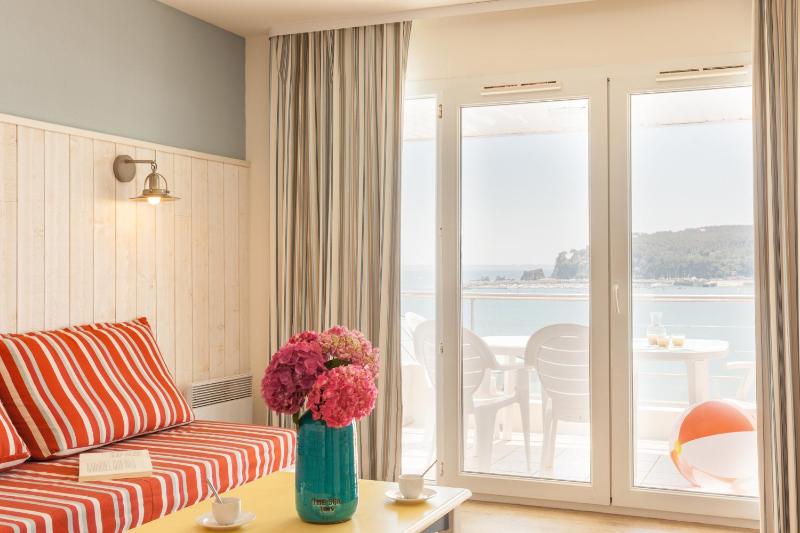 One-Bedroom Apartment with Sleeping Alcove and Terrace or Balcony (6 People) - Sea View image 2