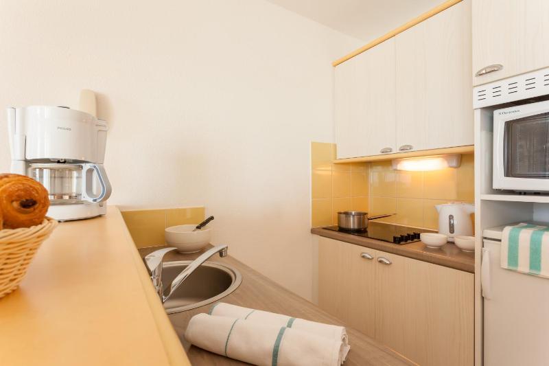 One-Bedroom Apartment with Sleeping Alcove and Terrace or Balcony (6 People) - Sea View image 3