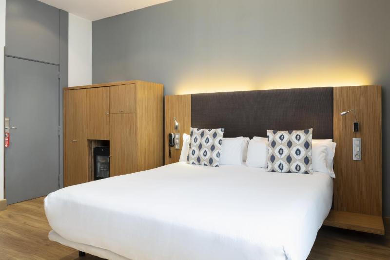 Quadruple Room with Balcony image 4