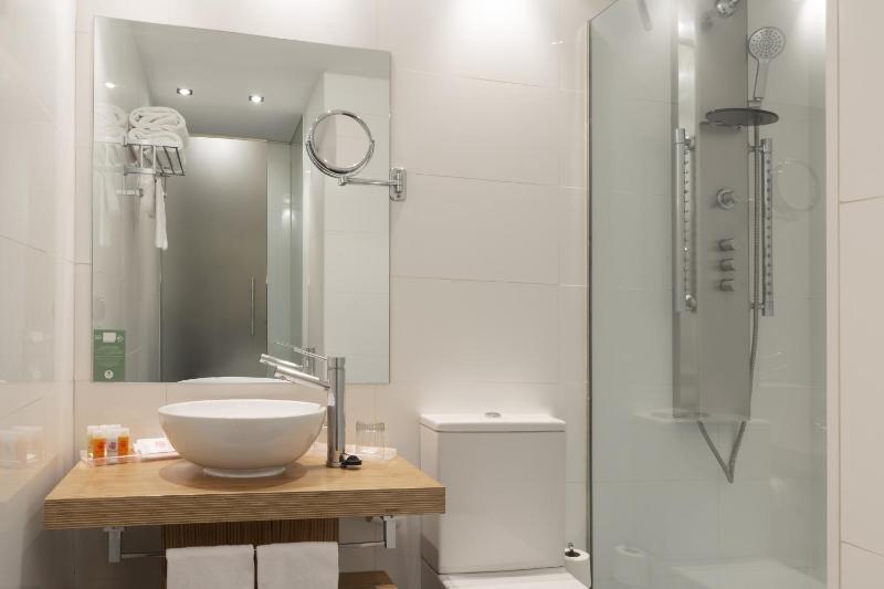 Quadruple Room (4 Adults) image 1