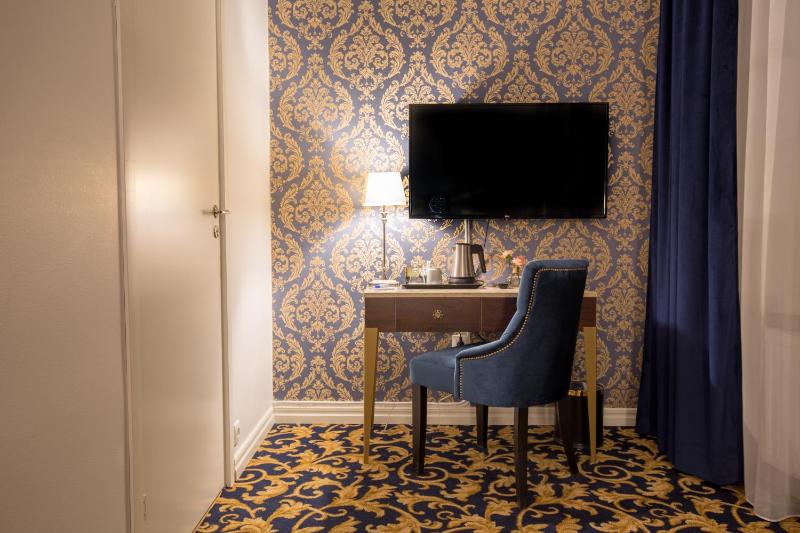 Deluxe King Room with Sofa Bed image 2