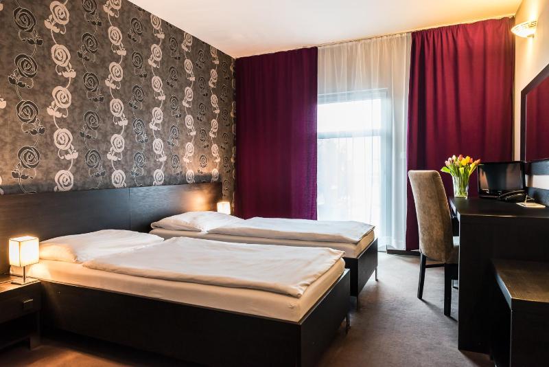Twin Room with Terrace image 2