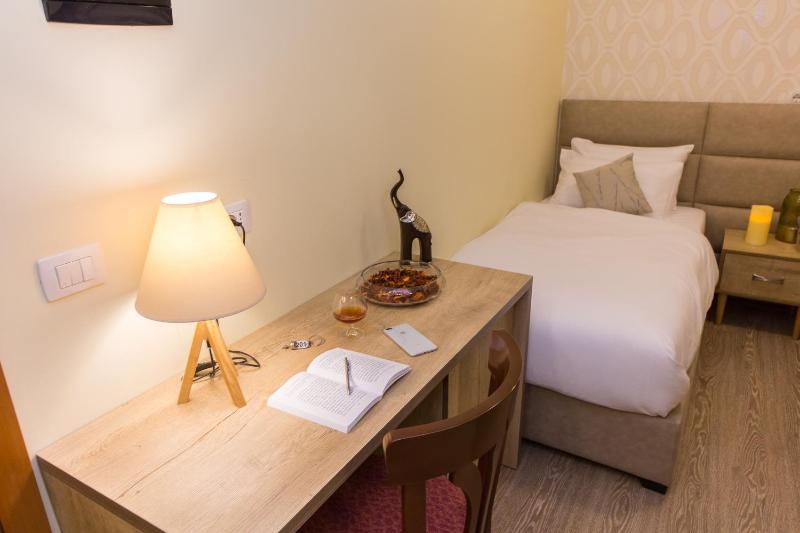 Twin Room image 3