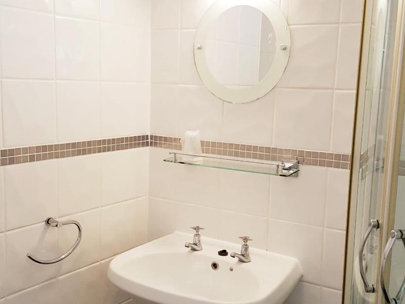 Standard Triple Room image 2