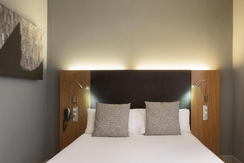 Small Double Room with Interior View (1-2 Adults) image 4