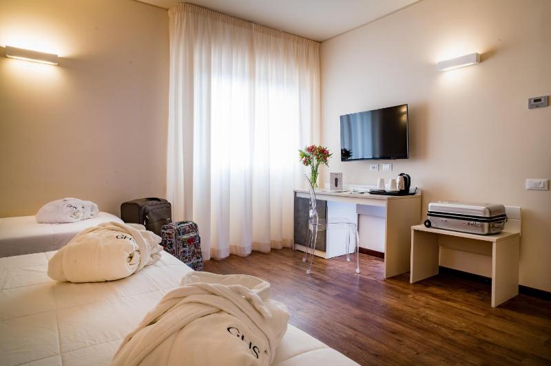 Superior Twin Room image 3
