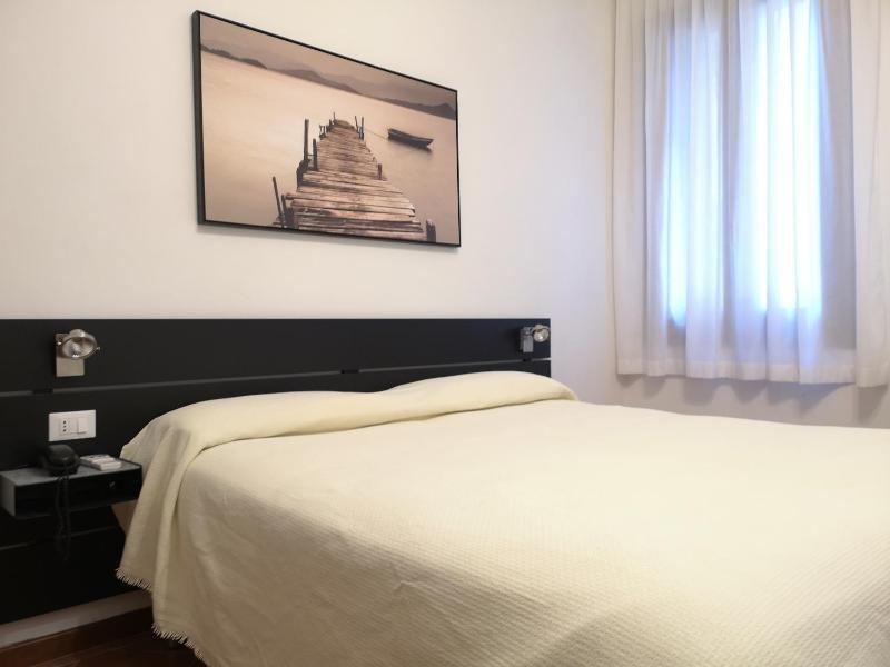 Double Room with Shared Bathroom image 4