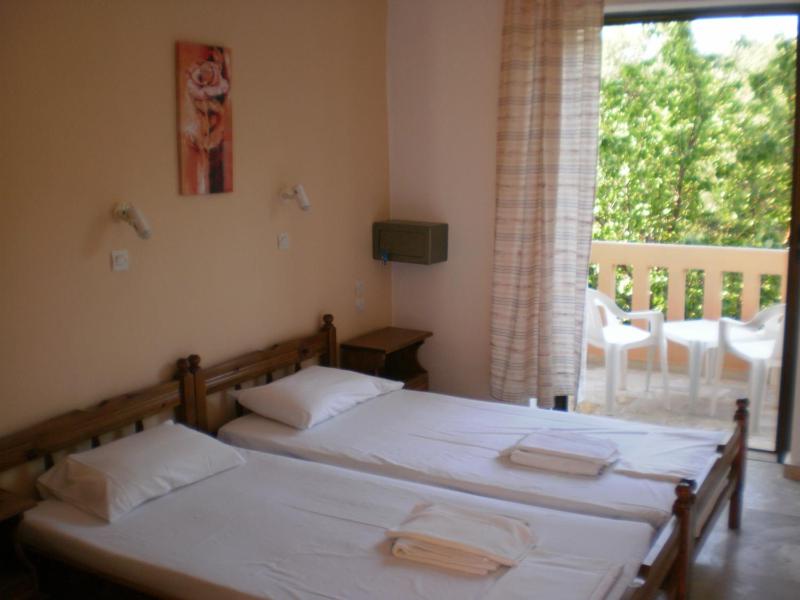 Economy Twin Room image 3