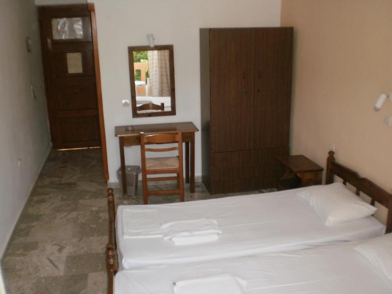 Economy Twin Room image 4