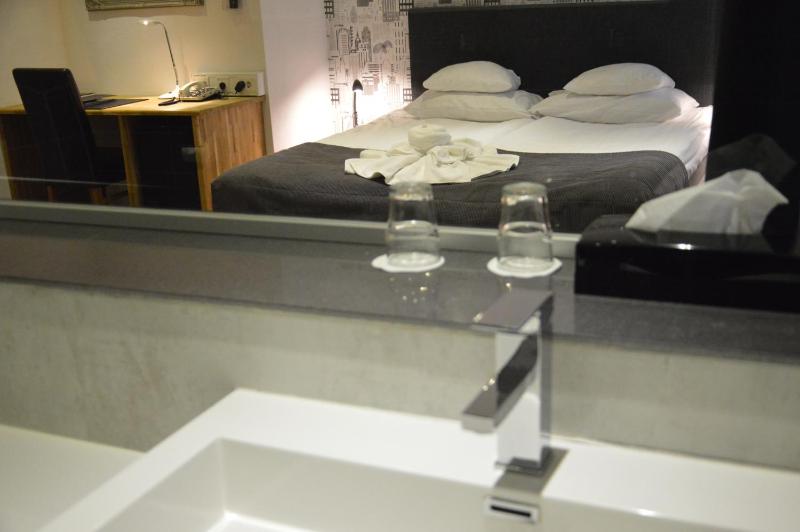 Superior King Room with King Bed image 4