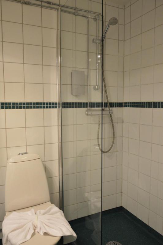 Standard Double Room with Two Single Beds image 2