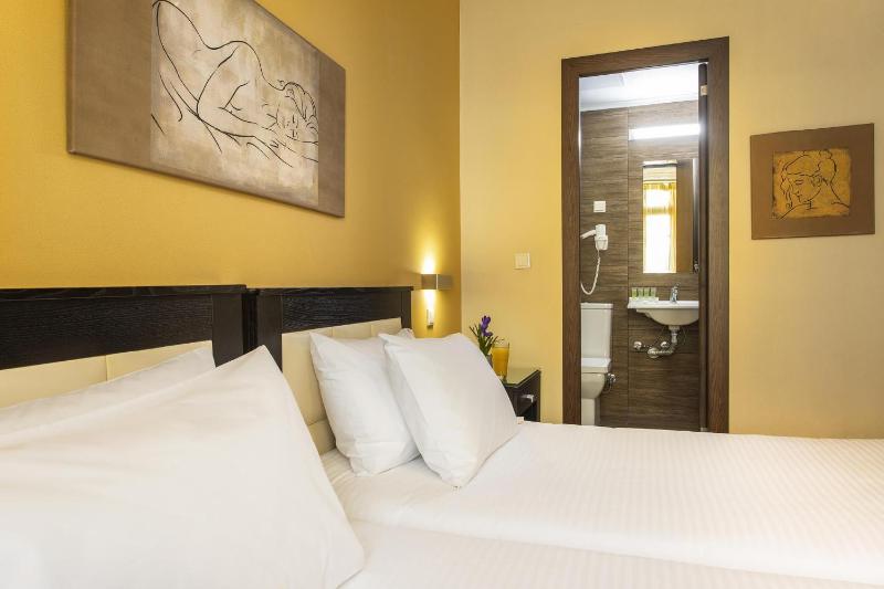 Twin Room image 4