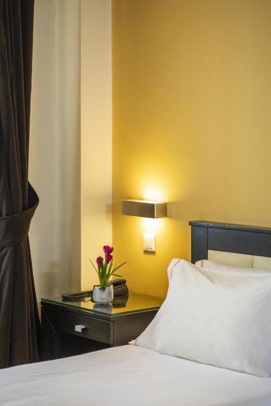 Twin Room image 3