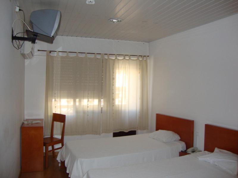 Twin Room image 4