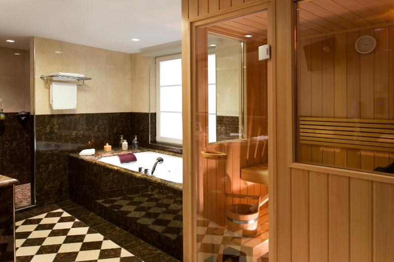 Family Room with Spa access image 1
