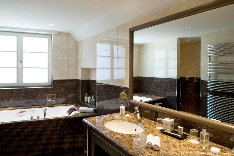 Suite with Spa Access image 1