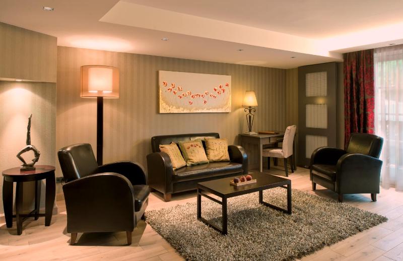 Family Room with Spa access image 4