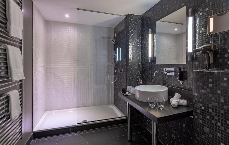 Deluxe Double Room with Balcony image 4