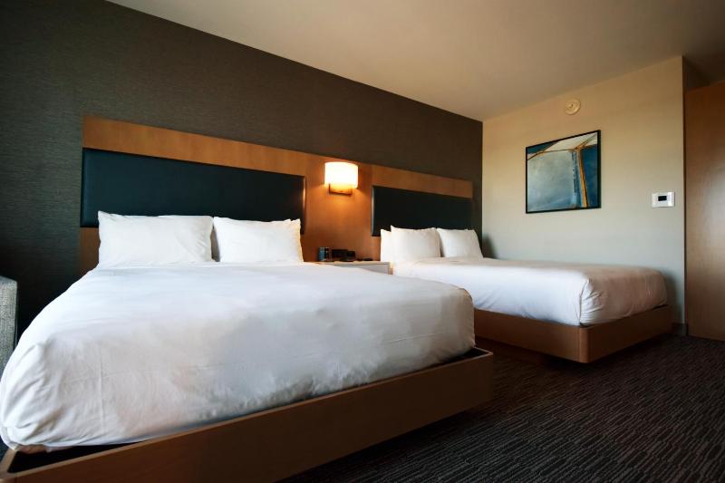 Standard Queen Room with Two Queen Beds image 4