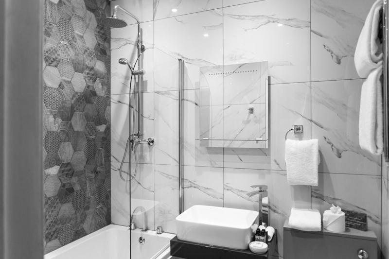 Standard King Room image 3