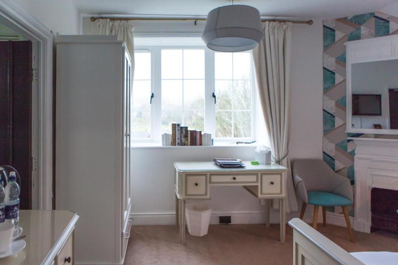 Standard King Room image 2