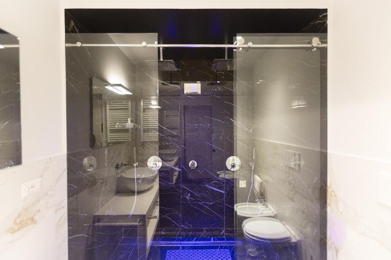 Junior Suite with Balcony image 4