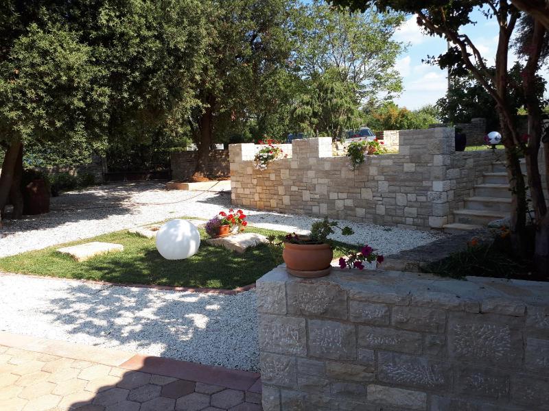 Guesthouse ''Barboska'' - big outdoor swimming pool & private tennis court - image 23