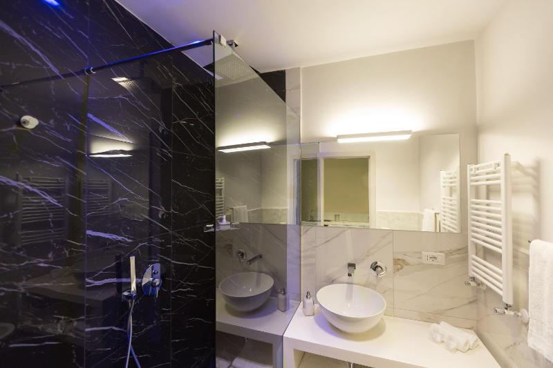 Family Suite with Balcony image 4